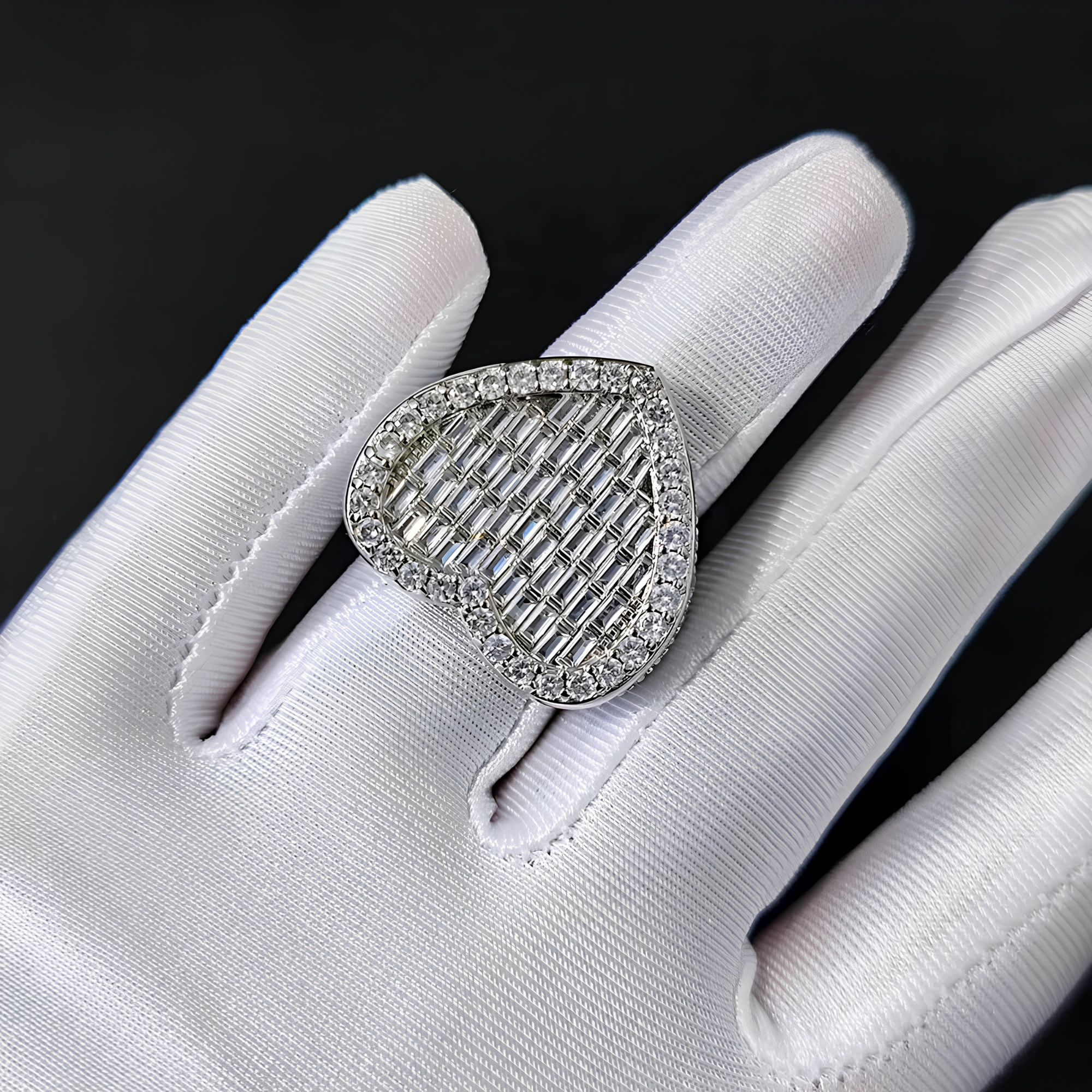ICED BAGUETTE HEART RING - SILVER